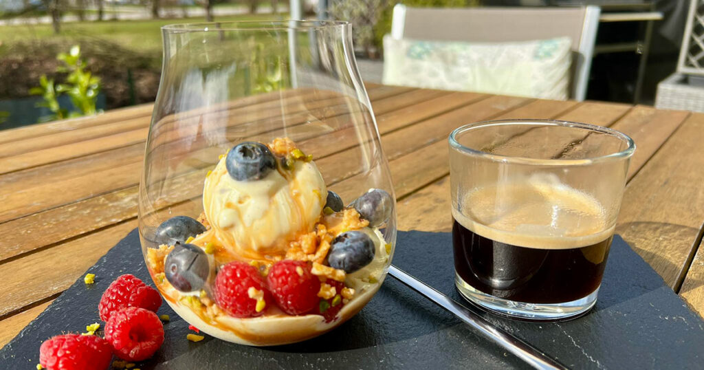 Rezept Affogato mit Vanilleeis, Beeren und Krokant